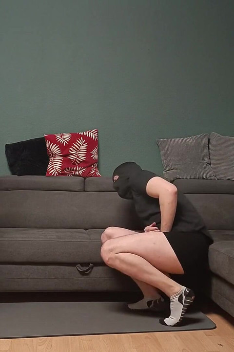 Ballbusting in een minirok