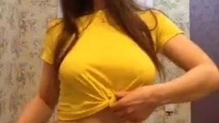 Cycata dziewczyna w obcisłej koszulce