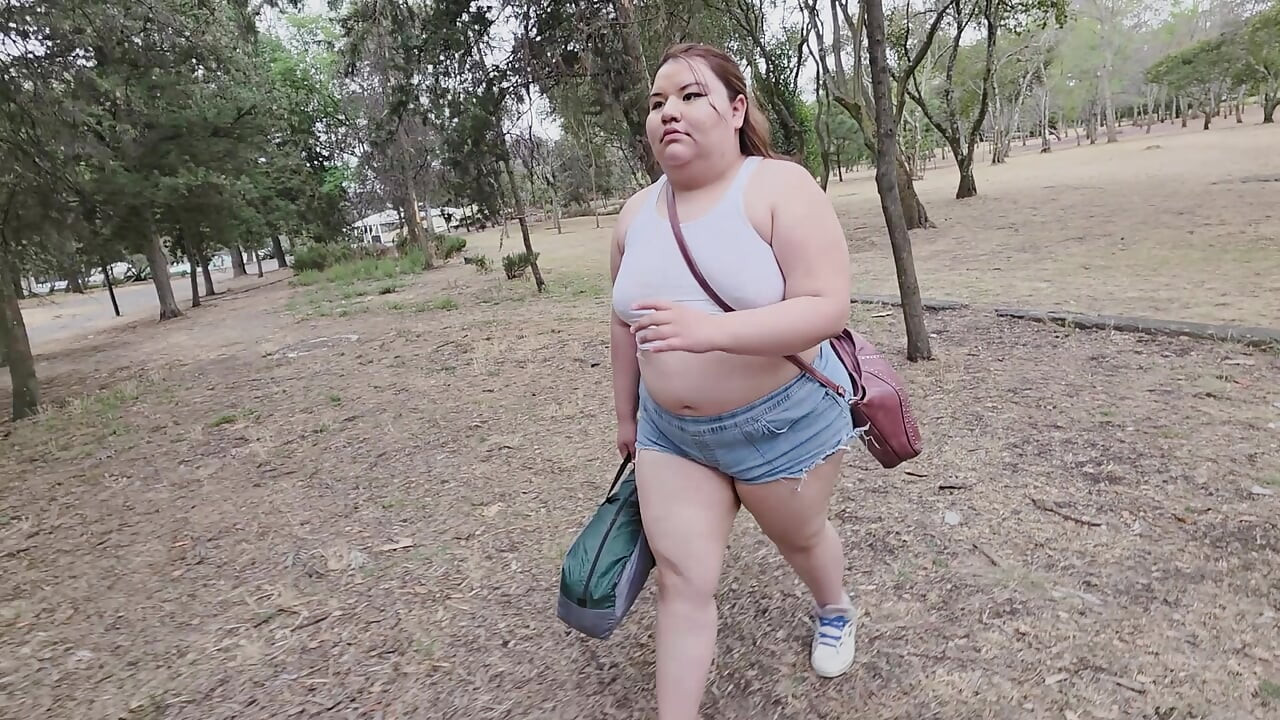 (censurado - cut - No People Around) Eu amo andar em público com porra no meu rosto e mostrar minha bunda enorme