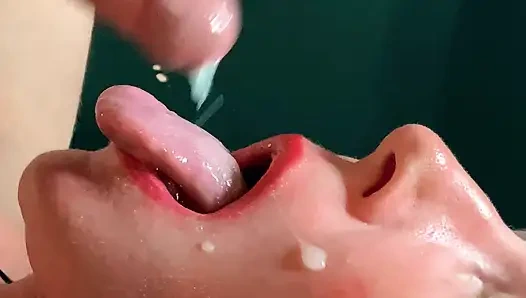 Sünneti: Büyük miktarda spermden öğürüyor, boğazından aşağı iniyor yakın çekim