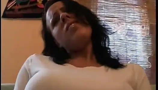 Verführerisches schätzchen, das spaß hat, wenn sie es mag