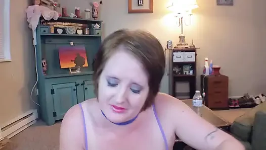 Tante seksi dengan rambut pendek lagi asik nyepong dan ngentot kontol sampai dicrot di muka!