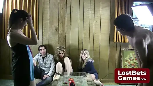 Siapkan dirimu untuk permainan Strip Noname yang liar dan panas