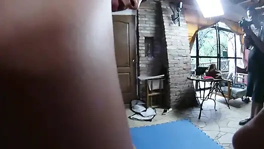Süper kız oturma odasında güreşiyor