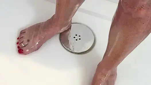 Время душа для ступней миссис зрелой