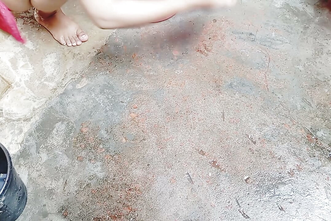 Beautiful Bhabhi Bathing Video Viral