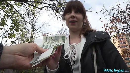 Public Agent - Avrupalı hatun luna dark sıkı tıraşlı amcığıyla sikişiyor