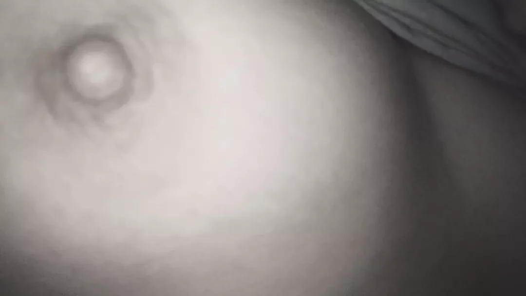 真夜中におっぱいに触れる