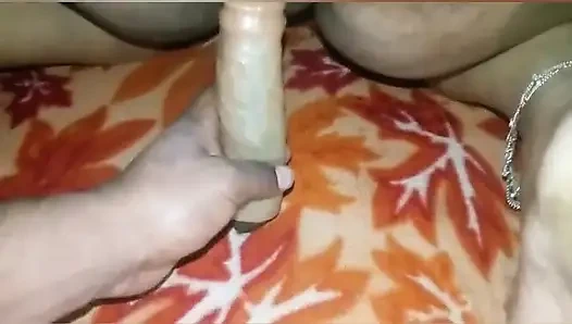 Savita Бхабхи трахнули, вставив силиконовый огурец в ее киску.