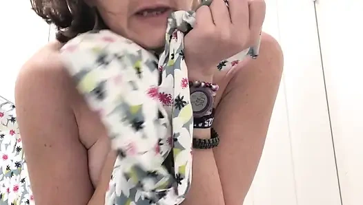 Tanpa bra, komando, cewek bertato mencoba pakaian baru. Bagian 1 dari 2.