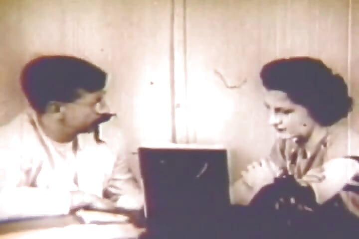 Pálida clássica puta fode vovô no quarto