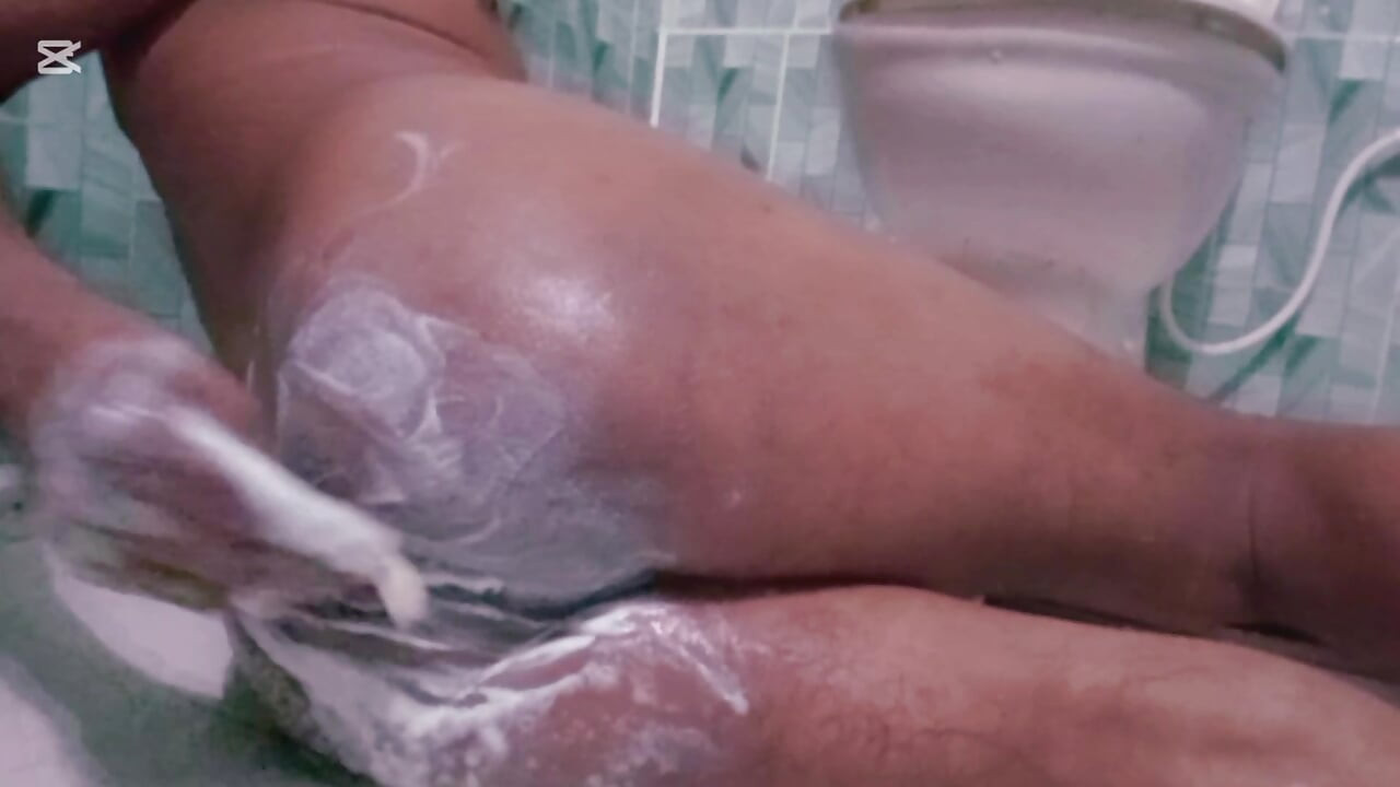 Ini adalah vedio seks anal. Di kamar mandi