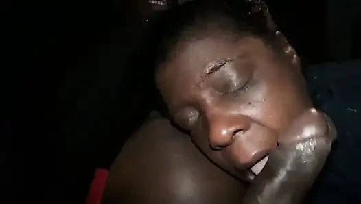 Aku dientot habis-habisan sama kontol besar pria kulit hitam sampai crot di dalam di belakang mobilku