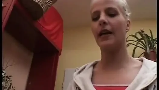 Cewek sange rambut pirang lagi asik ngentot memeknya yang ditindik pakai dildo ukuran raksasa