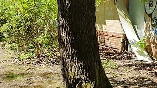 Maidstonenakedman caning nue dans les bois