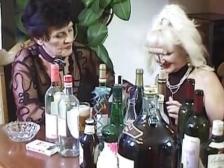 两个来自德国的饥渴女士在玩牌后互相取悦