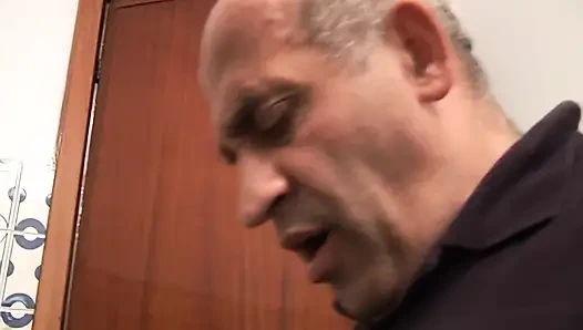 Bu yaşlı domuzun üvey kızı için yumuşak bir noktası var