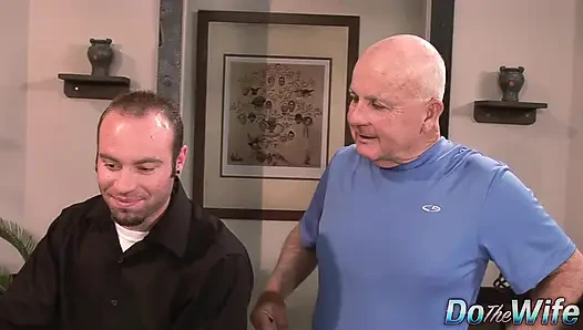 Sürtük evli kadın Brooke Belle kocası izlerken bir yabancıyla sikişiyor