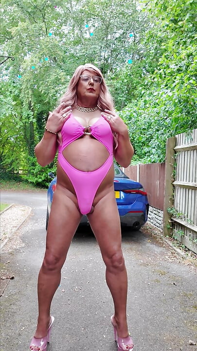 Sexy travestiet Kellycd2022 in mijn sexy roze badpak en hakken