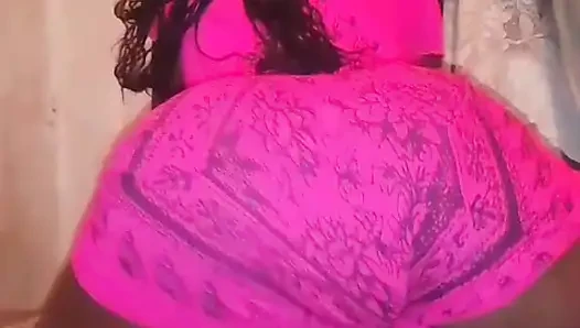 Elbisenin üzerinde seksi görünüyor