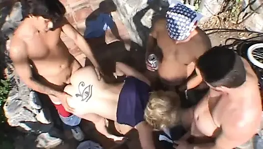 Die blonde hure in hotpants bekommt drei harte schwänze, die ihre löcher füllen
