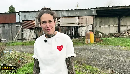 Valentina Boux ezilmiş otobüste ilk kez biniyor