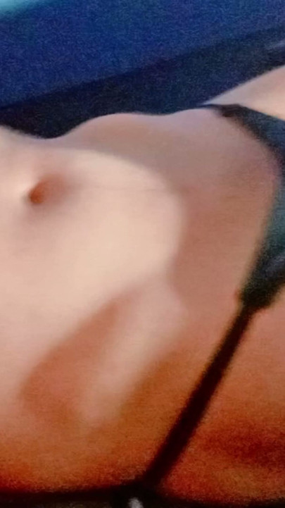 Twink femboy sexy en tanga negra caliente con abdominales perfectos y suaves jugando con sus pezones perfectos | Clip 2
