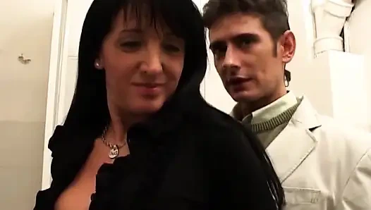 Tante sange menggoda cowok gagah ini untuk dientot habis-habisan di kamar mandi