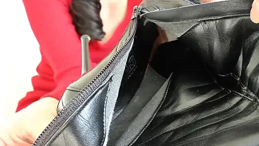 Deri botlarda hanımınız Victoria Valente'nin kokusunu koklayın ve koklayın