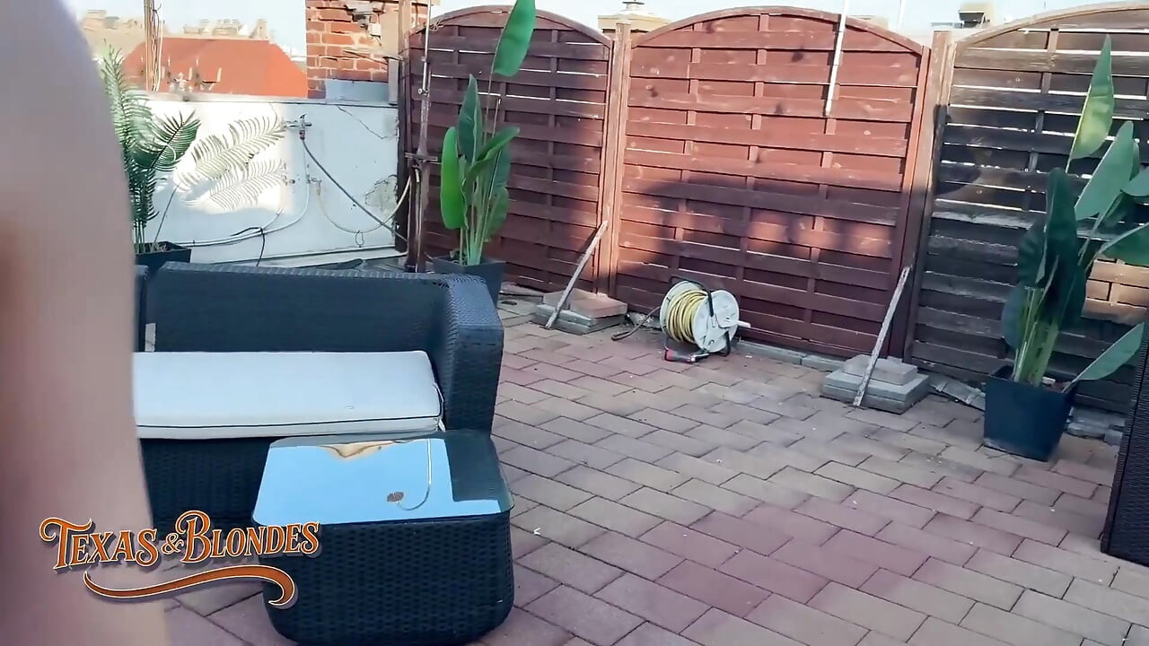 Ansiosas vagabundas Greta Foss e Vera Jarw fodidas pelo Sr. Texas em um a três