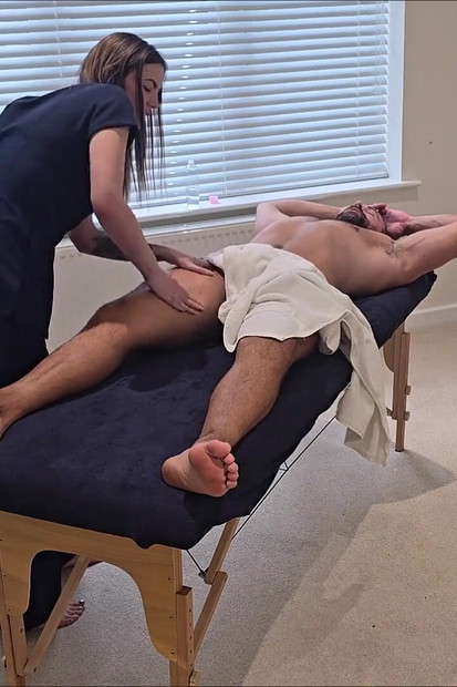 أظهرت لي المدلكة ما هي مهاراتها الحقيقية