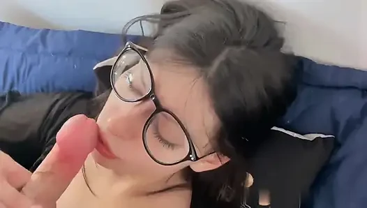 Amateur-freundin mit brille wird im bett gefickt - echte intime missionars passion