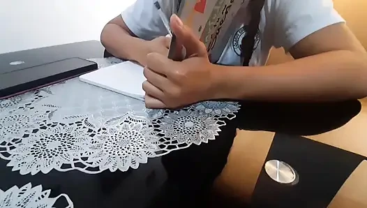 Adik tiriku pengen ngelakuin pekerjaan rumah tapi dia pengen banget ngentot