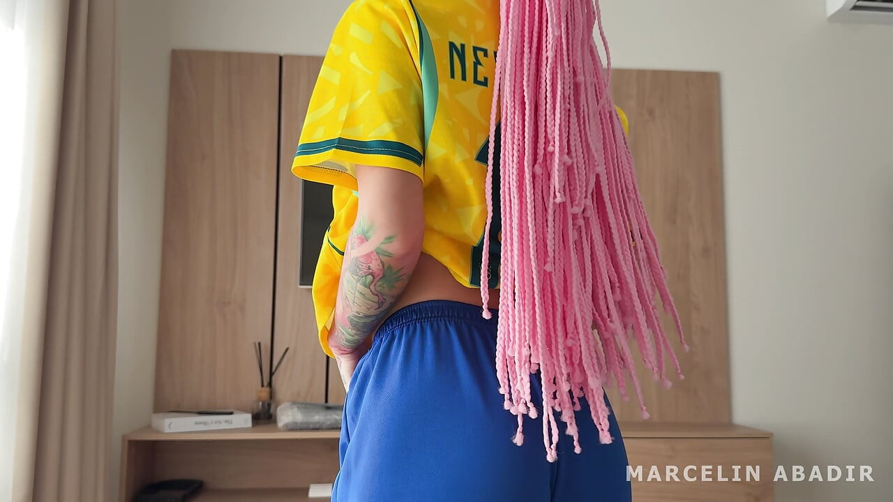 Fodida uma gozada interna de uma fã de futebol brasileira por Marcelin Abadir