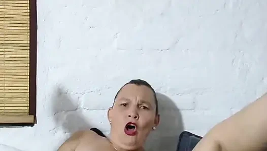 Матери-одиночке подшпорили киску ее большой задницы дилдо