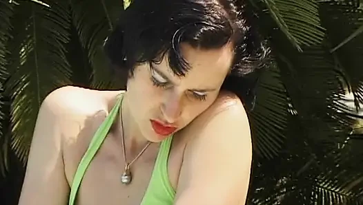 Aksi hot lesbian perancis yang saling jilat satu sama lain di kolam renang