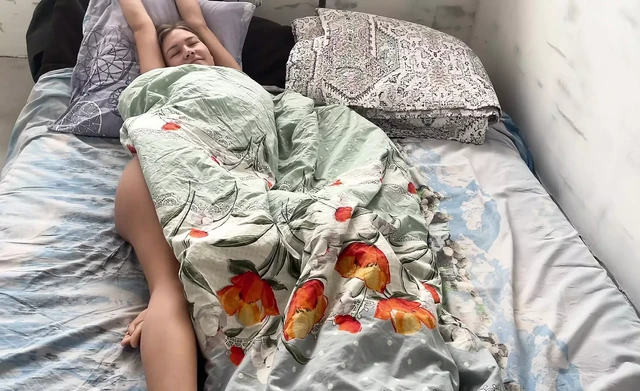 Мечтала о сексе с своим сводным братом, довела себя до оргазма!