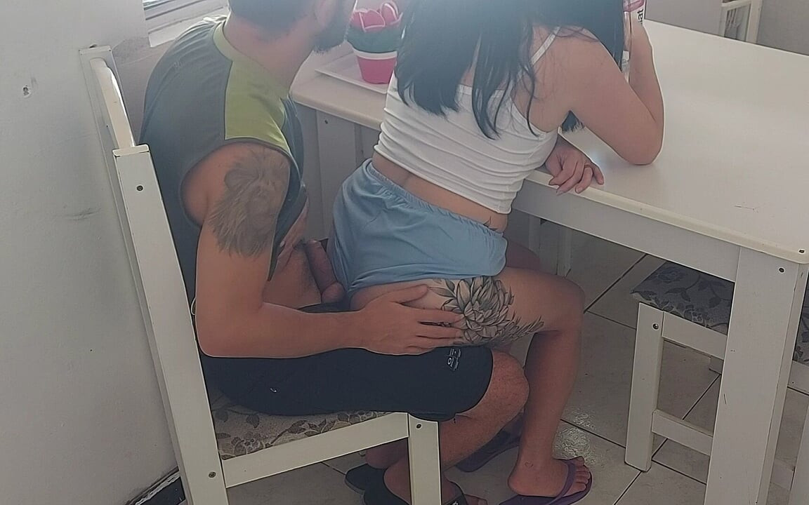 Pasierbica chciała czegoś więcej na śniadanie, więc dałem jej kiełbasę Pepperoni