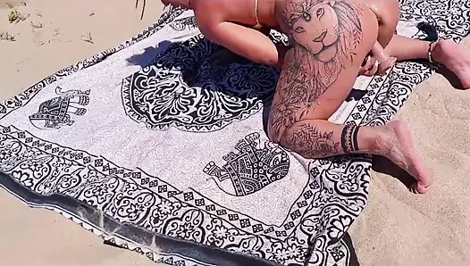 İyi bir kaltak plajda sikiliyor