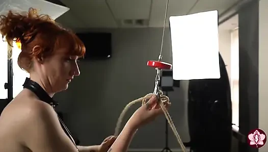 Bastinado denge topuklu ayakkabılar köle Mila'yı esaret çıkmazında sert sikiyor
