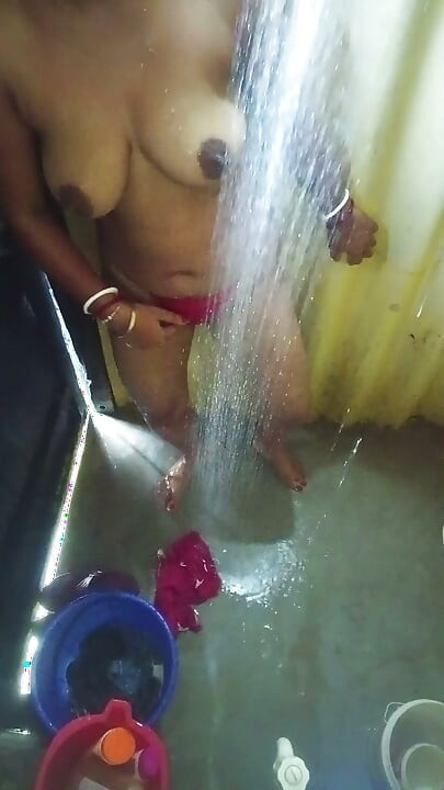 Desi bhabhai washroom MMS Video