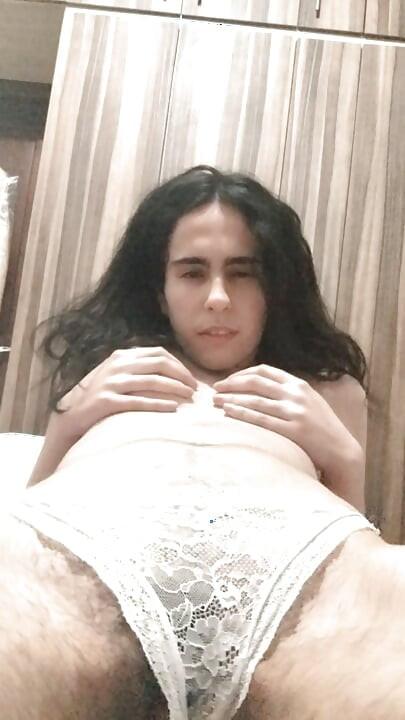 Garota inocente se masturbando