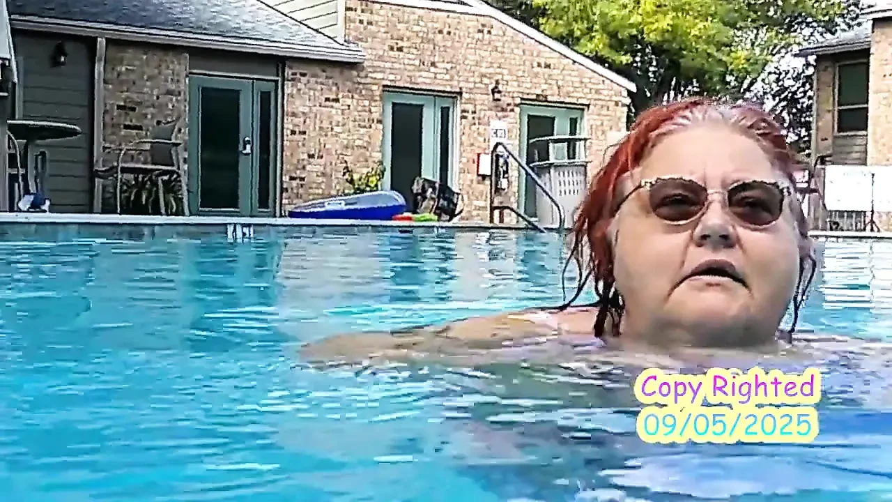 Sjuksköterskan Vicki modellerar sin nya bikini vid poolen blinkar dig sedan