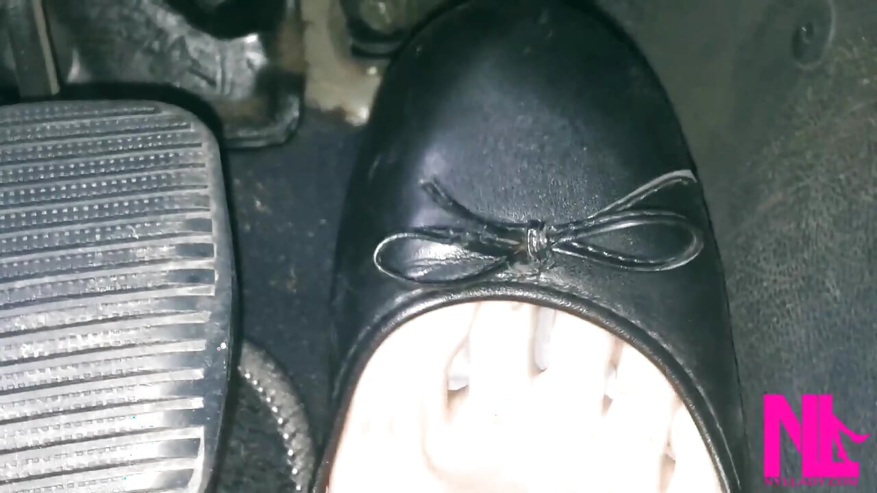 黒いフラットで裸足で回転する