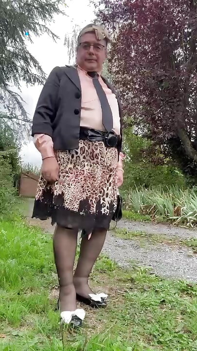Vestida rapidamente com uma saia de leopardo com renda para uma noite fora