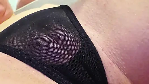 Seksi Orta Yaşlı Seksi Kadın Vibratör Yardımıyla Külotun Içinden Klitoris Orgazmı..