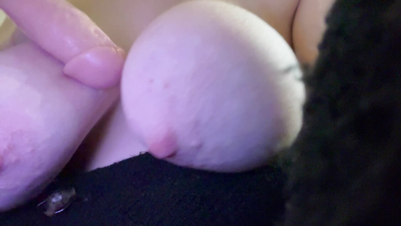 Jugando con mis grandes tetas para ti