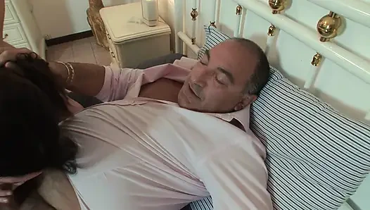 Sadece Iki Büyük Penis Bu İtalyan Orospuyu Eğlendirebilir