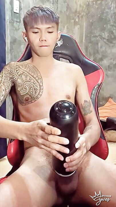Pinoy cachonda tatuada twink jugando con su juguete masturbador