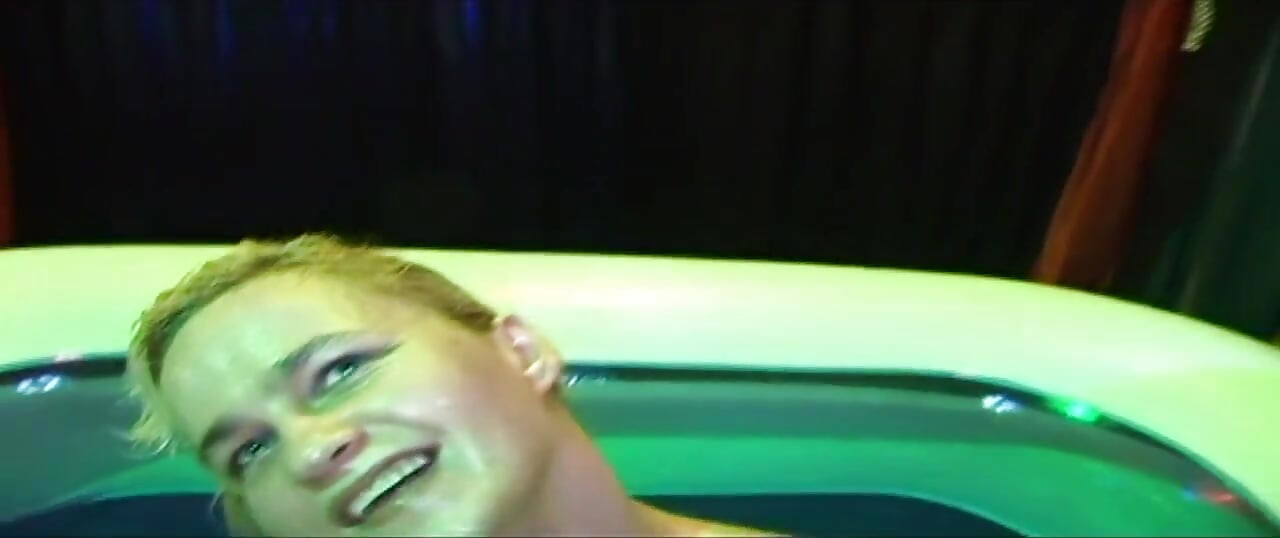 Tłuste dziwki gangbang rozciągnięte szeroko w orgii w basenie